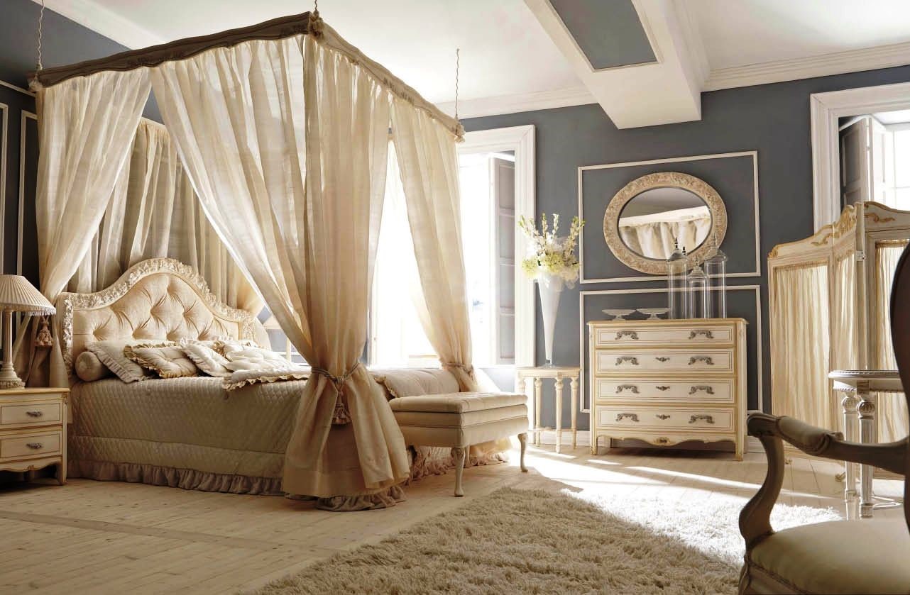 Phòng ngủ phong cách cổ điển với rèm trùm đầu giường và trần thạch cao hộp
