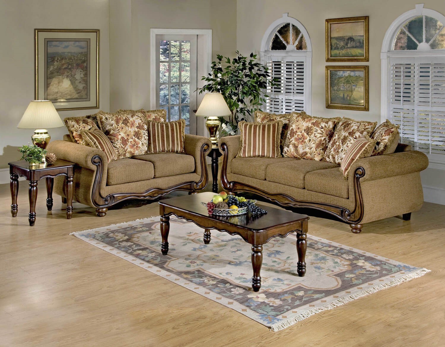 Phòng khách cổ điển với sofa bọc vải nâu, cửa sổ vòm và tranh khung mạ vàng